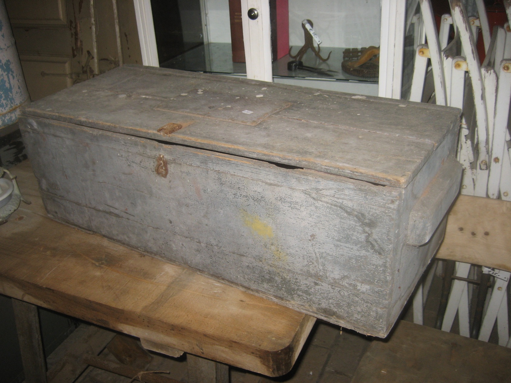 oude kist kisten houten en ijzeren gereedschapskist krat - Brocante De Eend