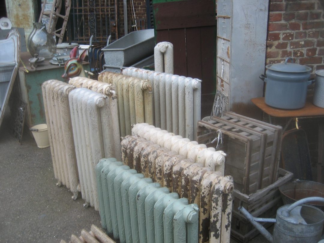 partij oude radiatoren radiator verwarming met bloemmotief Brocante De Vreemde Eend