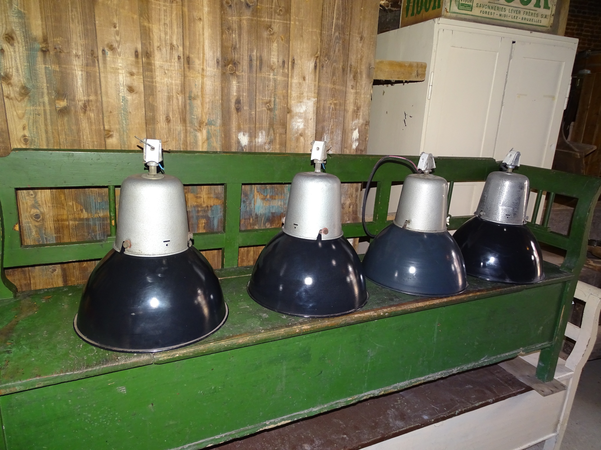 het spoor begaan Gelijkmatig oude lampen uit een fabriek industriële lampen fabriekslampen - Brocante De  Vreemde Eend