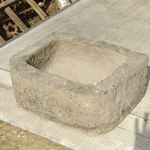 oude trog pompbak wasbak fonteintje gootsteen