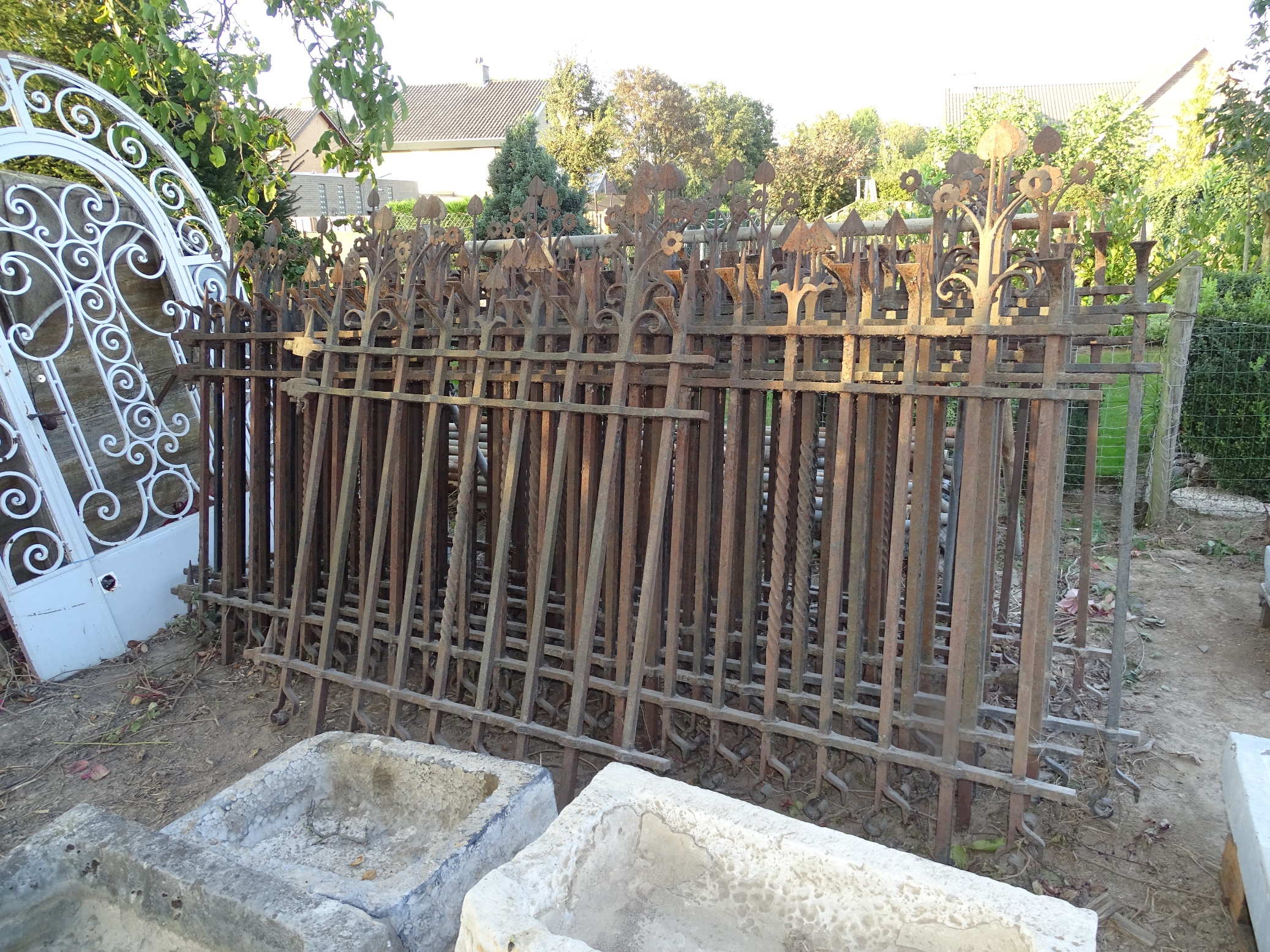 Zeeman niet voldoende te binden antiek hekwerk met 2 poorten en doorlooppoort poort hek - Brocante De  Vreemde Eend