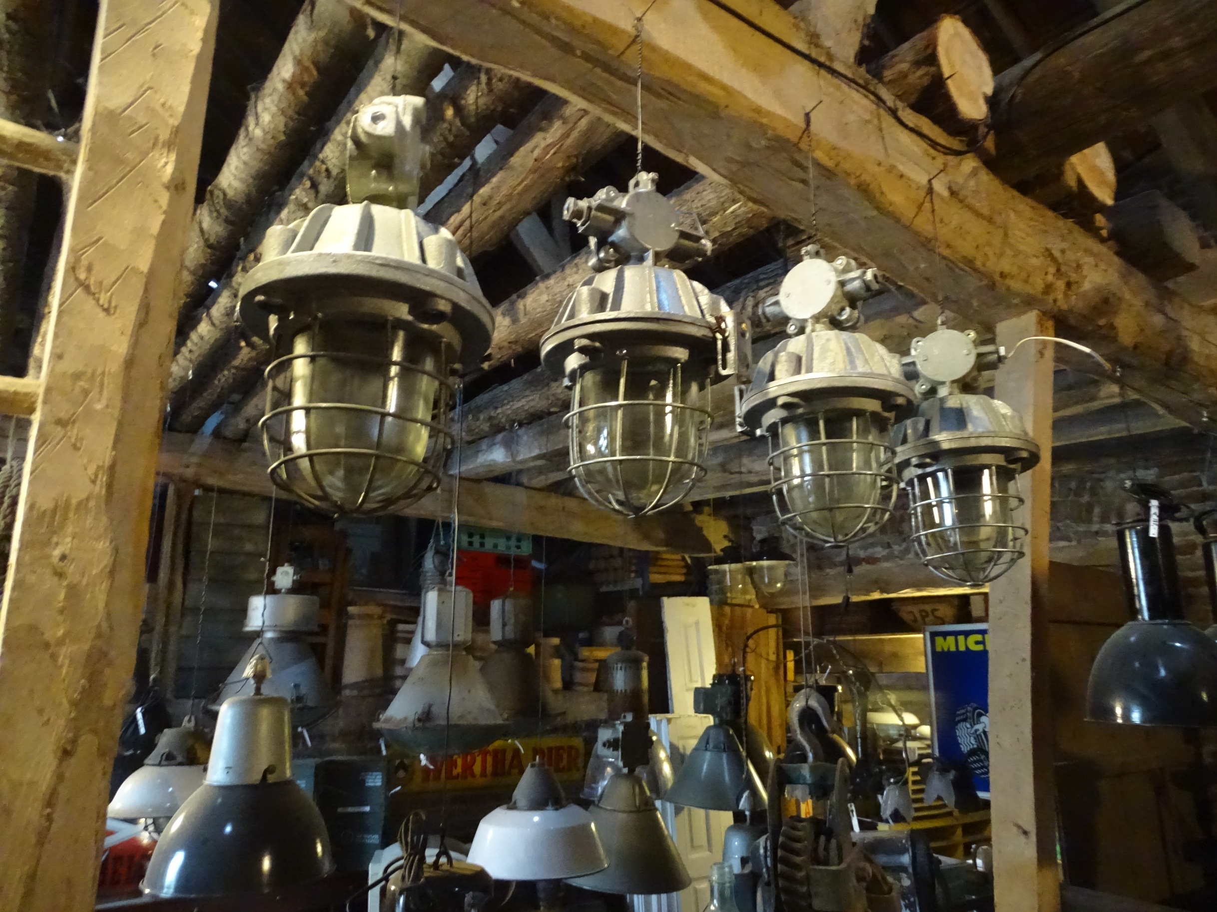 oude lamp hanglamp fabriekslamp Brocante De Vreemde Eend