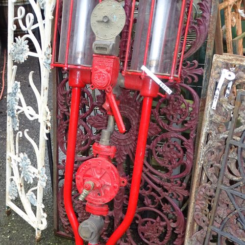 oude benzinepomp met glazen bollen 2-tak pomp