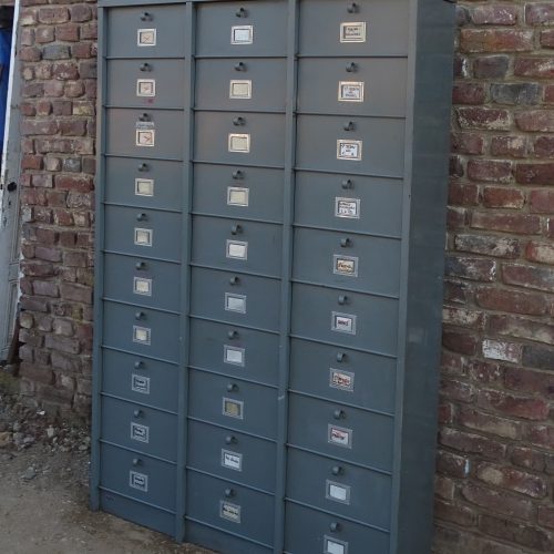 oude ijzeren kleppenkast vakkenkast kast strafor
