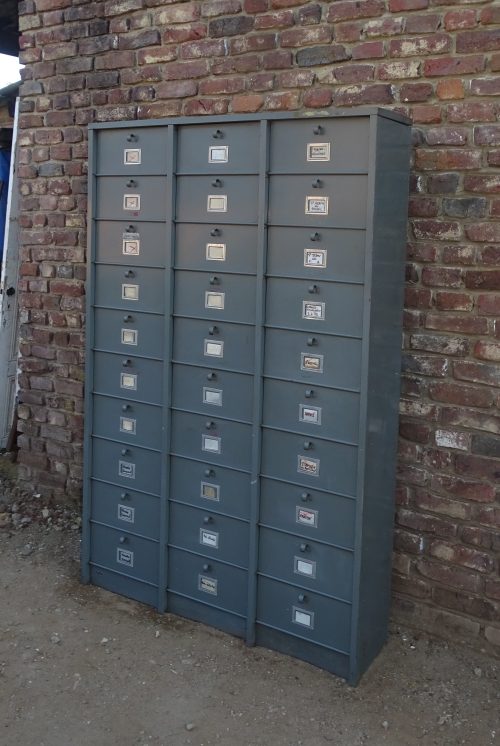 oude ijzeren kleppenkast vakkenkast kast strafor