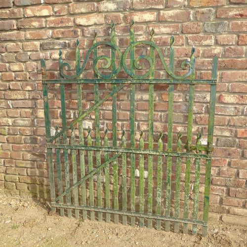 oude antieke vol ijzeren geklonken en gesmede poort hek poortje doorlooppoort
