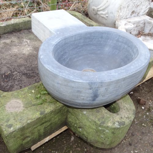 oude arduinen gootsteen wasbak fonteintje