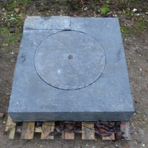 grote arduinen putrand met deksel putdeksel blauwe steen