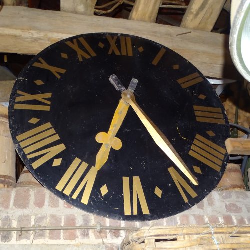 oude wijzerplaat met wijzers van kerktoren