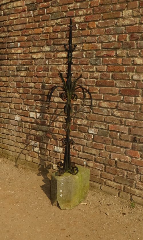 oude smeedijzeren bliksemgeleider van frans kasteel