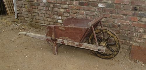 oude houten kruiwagen