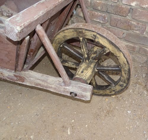oude houten kruiwagen - Afbeelding 2