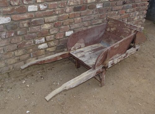 oude houten kruiwagen - Afbeelding 3