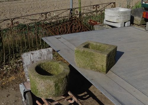 oude ronde granieten trog drinkbak plantenbak