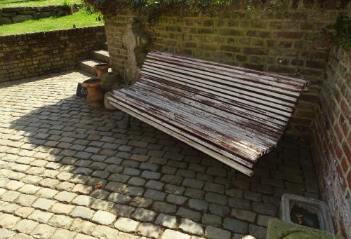 mooie verweerde franse tuinbank bank met gietijzeren poten