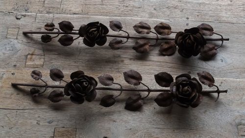 twee gesmede takjes met rozen rozentakjes