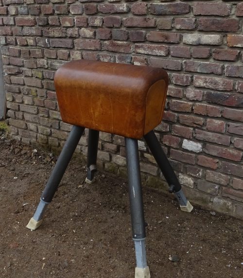 oude springbok turnbok uit gymzaal van een school
