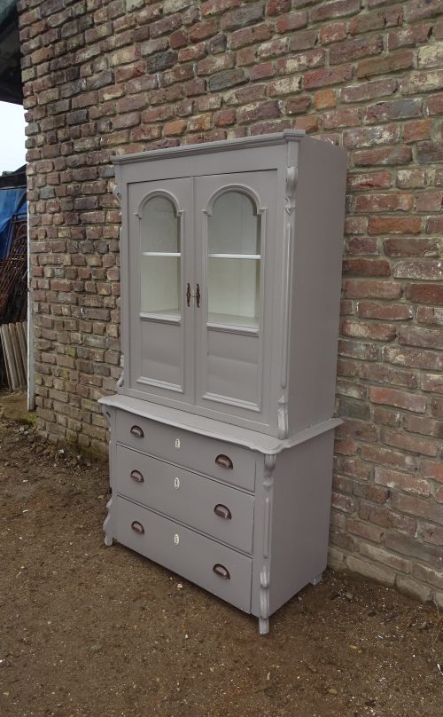 oude kast met 3 lades en vitrine gedeelte