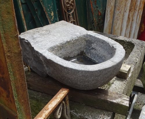 arduinen wijwaterbak uit kerk