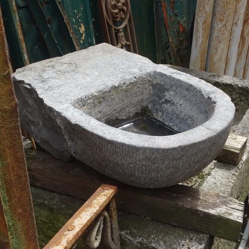 arduinen wijwaterbak uit kerk