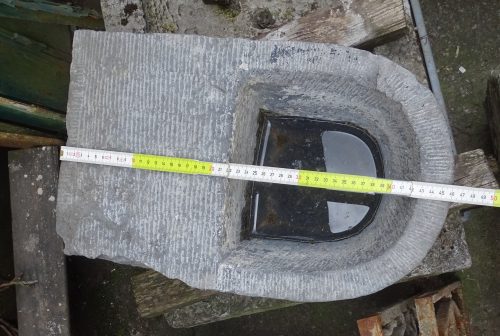 arduinen wijwaterbak uit kerk - Afbeelding 2