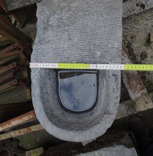 arduinen wijwaterbak uit kerk - Afbeelding 3