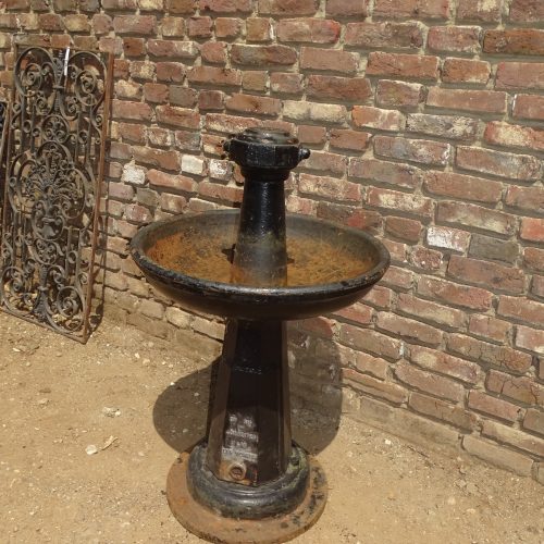 unieke gietijzeren drinkfontein uit frankrijk fontein