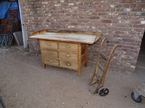 oude tafel kast werktafel bakkerstafel uit bakkerij