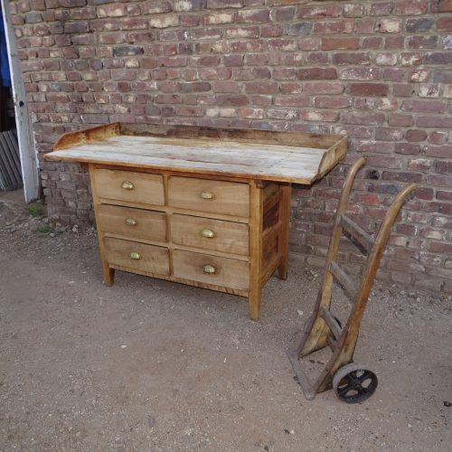 oude tafel kast werktafel bakkerstafel uit bakkerij