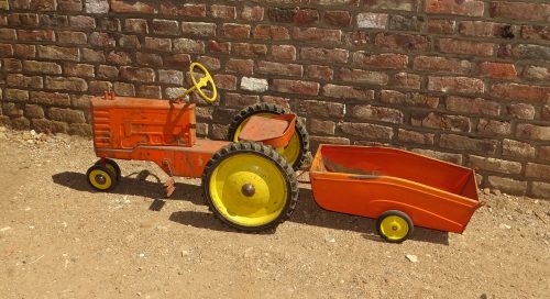 zeldzame oude ijzeren traptractor tractor trapauto