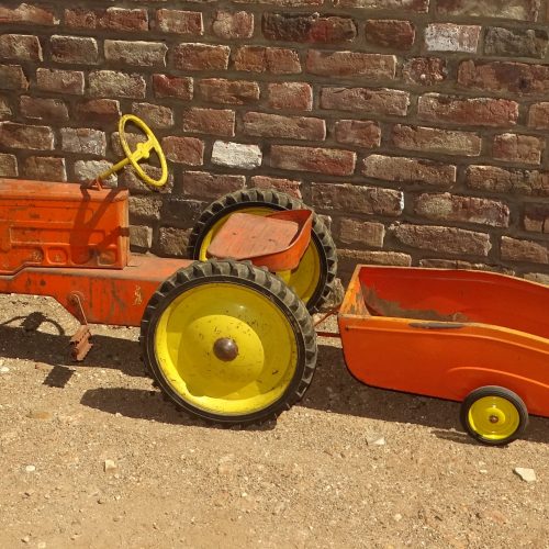 zeldzame oude ijzeren traptractor tractor trapauto