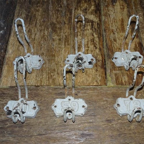 10 oude ijzeren kapstokhaken uit een fabriek haken kapstok
