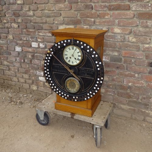 antieke stempelklok the day time register by howard bros