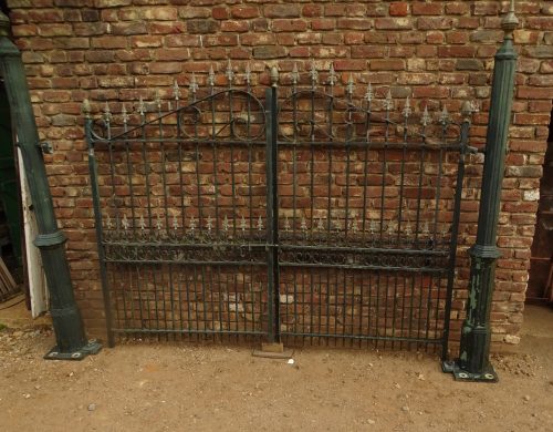 massief ijzeren poort met gietijzeren palen