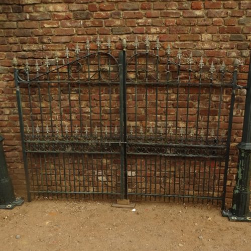 massief ijzeren poort met gietijzeren palen