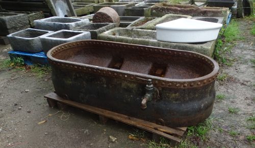 oude ijzeren geklonken trog plantenbak