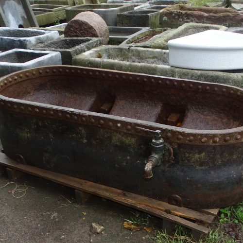 oude ijzeren geklonken trog plantenbak