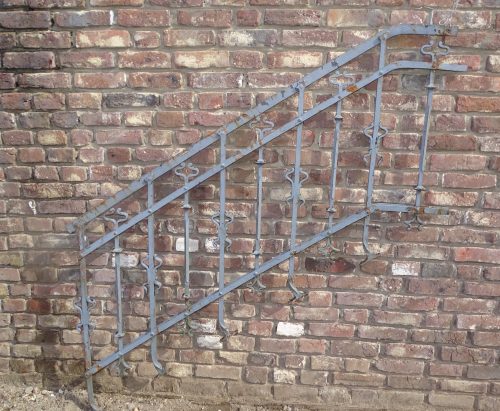 2 maal smeedijzeren en geklonken trapleuning en balustrade van balkon
