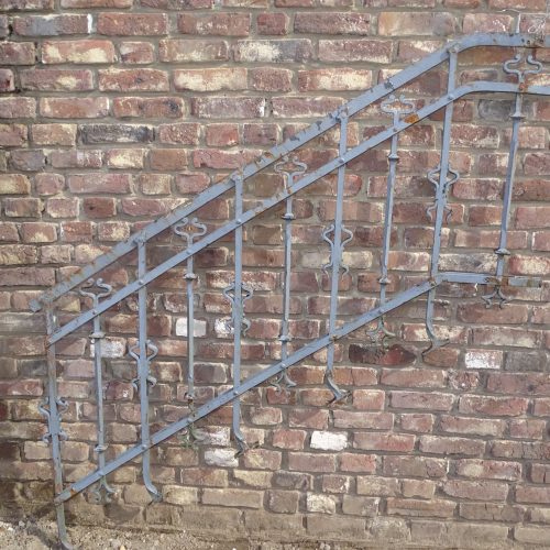 2 maal smeedijzeren en geklonken trapleuning en balustrade van balkon