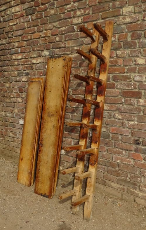 oud kaasrek plankenrek waar kazen op lagen wandrek kast - Afbeelding 3