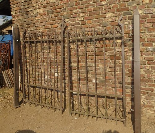 antieke vol ijzeren gesmede geklonken poort hek