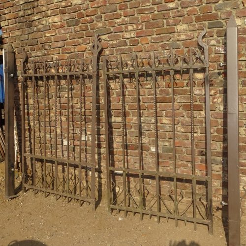 antieke vol ijzeren gesmede geklonken poort hek