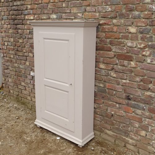 oude kast met legplanken klerenkast voorraadkast meidenkast