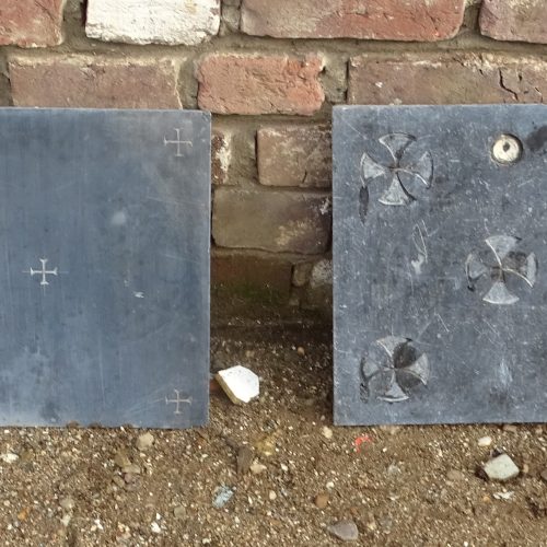 2 maal arduinen tegel met kruizen in gegraveerd uit kerk