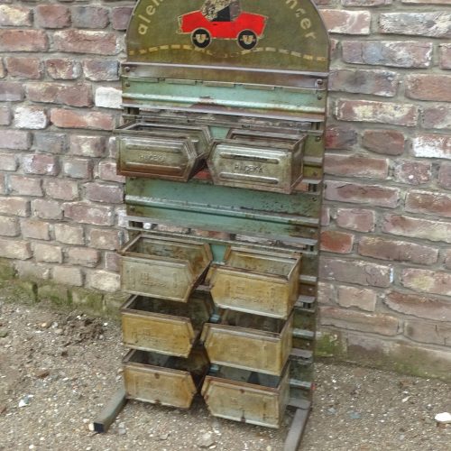 vakkenkastje met voorraadbakjes uit autogarage