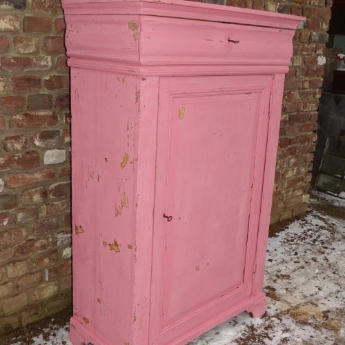 oude kast meidenkast met legplanken oud roze