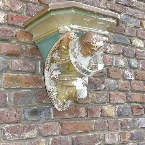oude gipsen console uit kerk engel