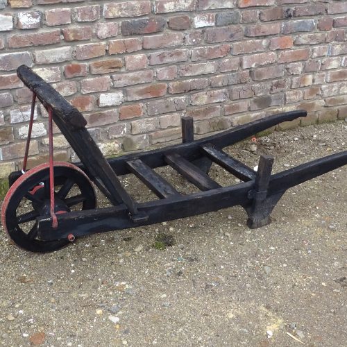 oude houten kruiwagen