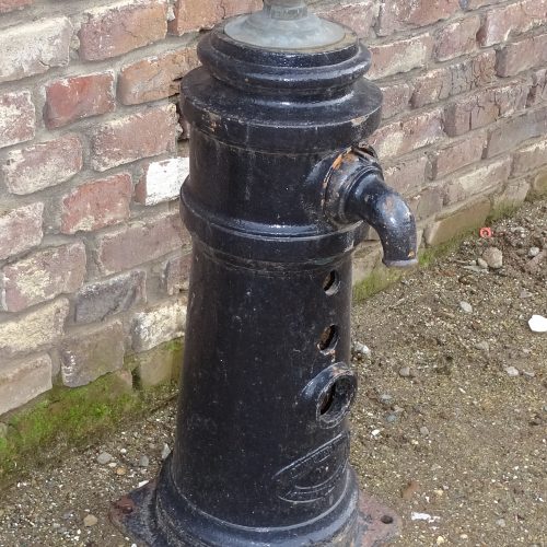 oude gietijzeren stadskraan waterkraan fontein