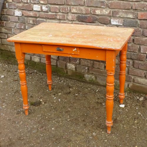 oud tafeltje met lade tafel